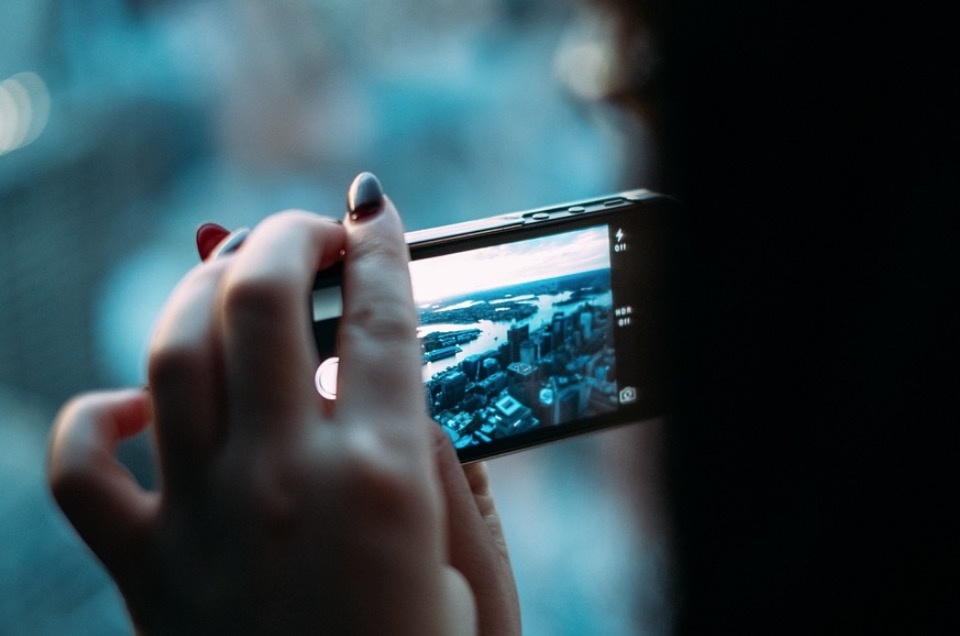 Mídias sociais elevam depressão entre meninas, diz pesquisa