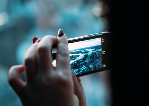 Mídias sociais elevam depressão entre meninas, diz pesquisa