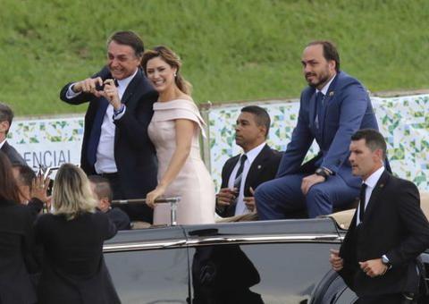 Filho de Bolsonaro estava armado na posse do pai, revelação sai uma semana depois