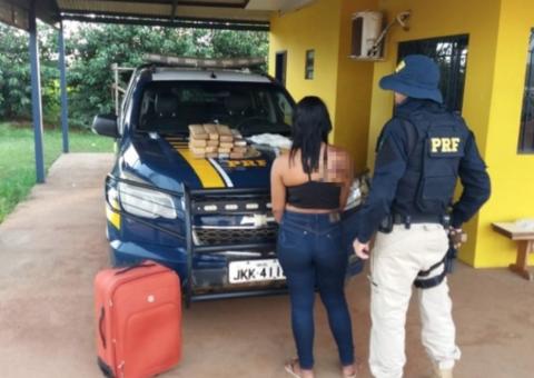 'Novinha' é apreendida com 15kg de maconha em táxi no Amazonas