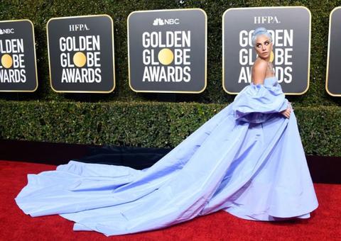 Internautas detonam look de Lady Gaga para premiação em Globo de Ouro; 'edredom'