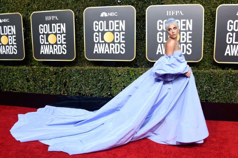 Internautas detonam look de Lady Gaga para premiação em Globo de Ouro; 'edredom'