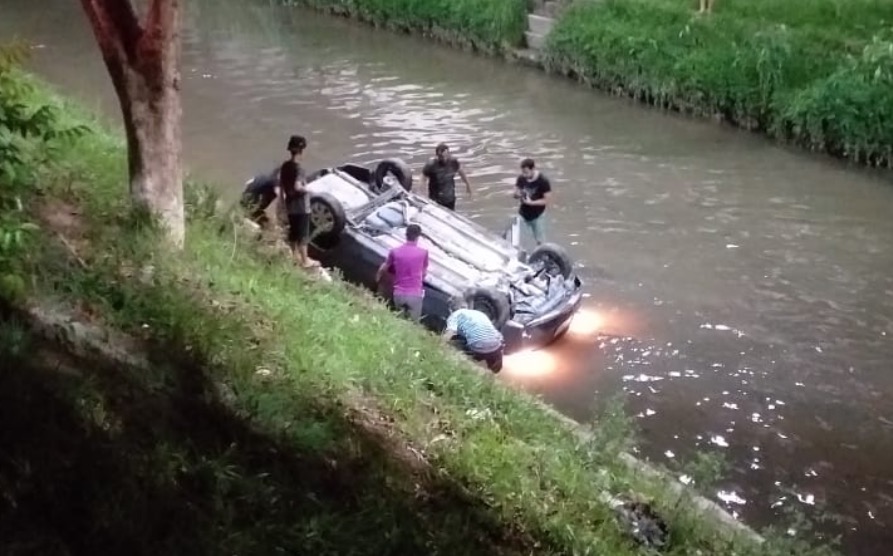 Motorista perde controle e despenca com carro dentro de igarapé em Manaus