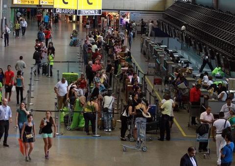 PF prende russo no aeroporto com cocaína em latas de frutas em calda