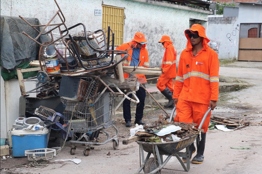Mutirão inicia limpeza de entulhos do Vale do Sinai 