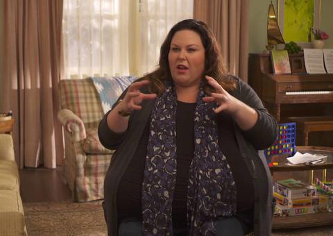 Atriz de This Is Us, Chrissy Metz não percebe microfone ligado e xinga colega de elenco