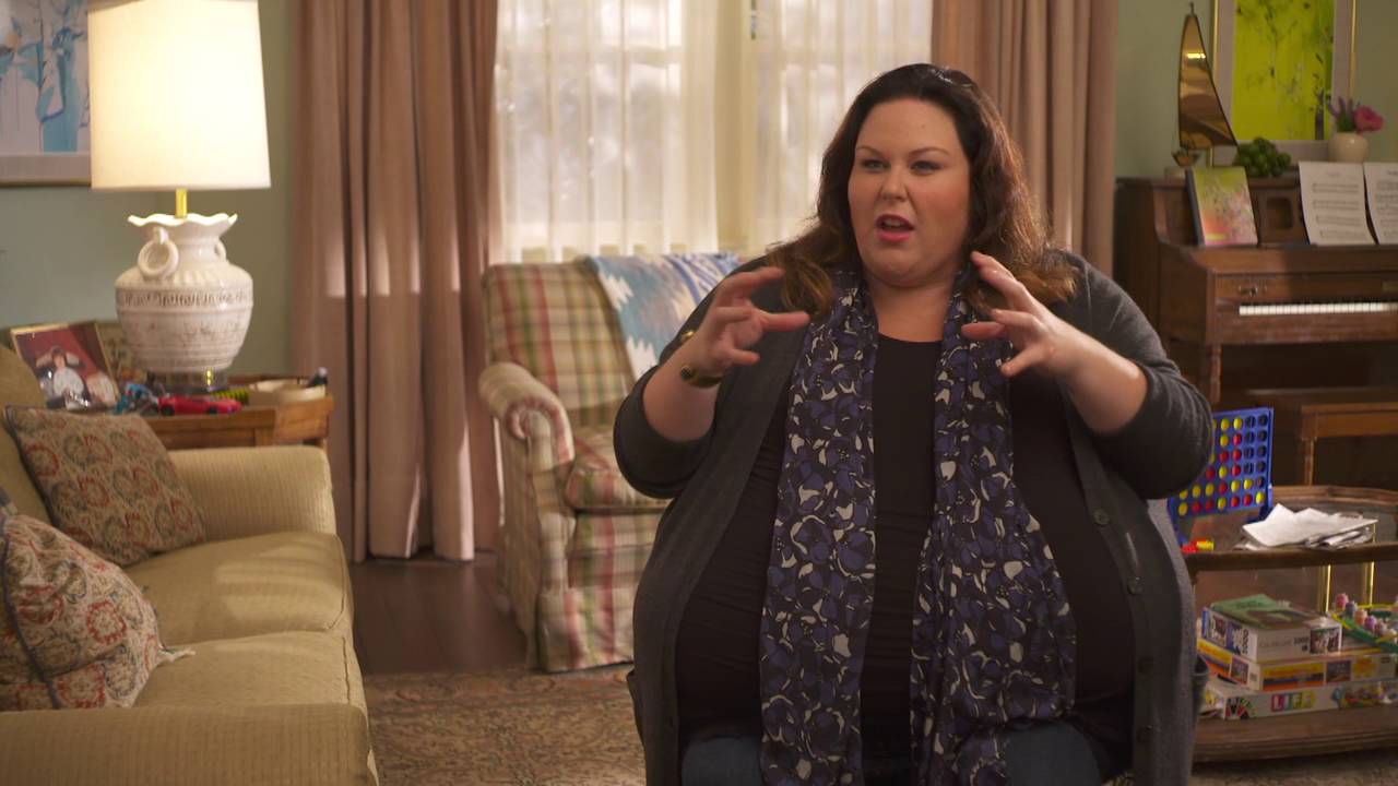 Atriz de This Is Us, Chrissy Metz não percebe microfone ligado e xinga colega de elenco