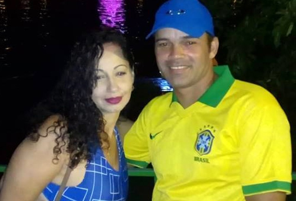 Casal morre ao fazer selfie em pedras de praia