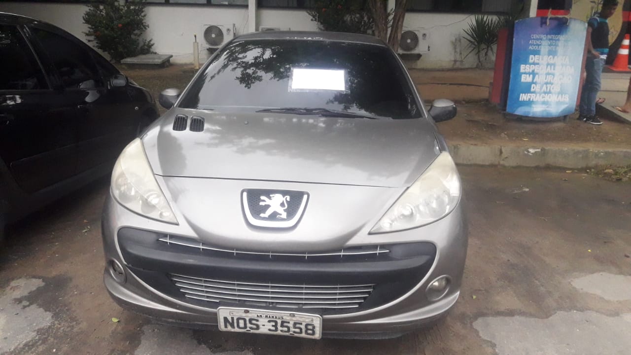 Dupla de adolescentes rende homem e roubam carro em Manaus