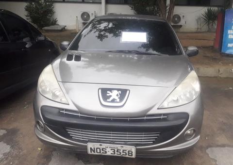 Dupla de adolescentes rende homem e roubam carro em Manaus