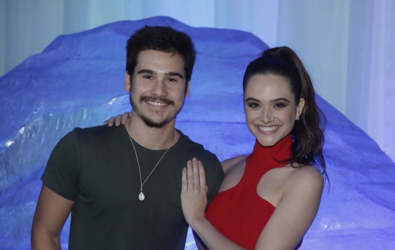 Após assumirem namoro, Nicolas Prattes ‘se muda’ para casa de Juliana Paiva