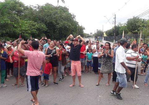 Indígenas bloqueiam avenida e fazem protesto na frente da sede do Governo em Manaus