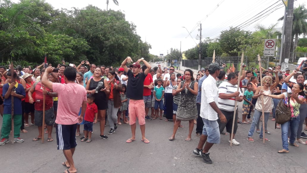 Indígenas bloqueiam avenida e fazem protesto na frente da sede do Governo em Manaus