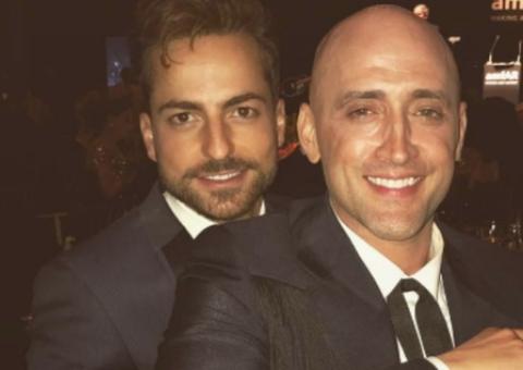 Em entrevista, Paulo Gustavo se declara para o marido e diz: “A gente vai ter filho”