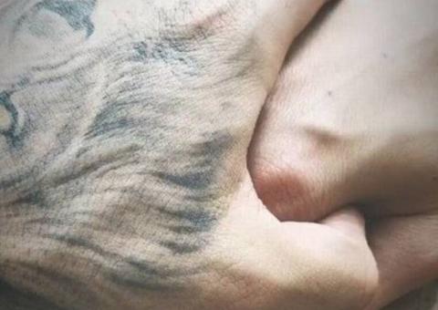 Alexandre Pato posta foto de mão dada com Rebeca Abravanel 