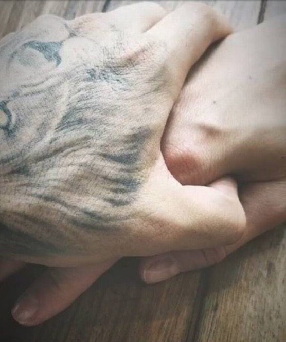 Alexandre Pato posta foto de mão dada com Rebeca Abravanel 