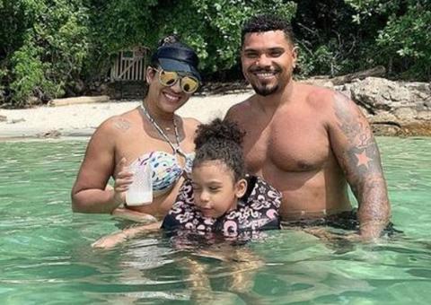 Naldo e Moranguinho esbanjam felicidade em férias um ano após polêmica de agressão 