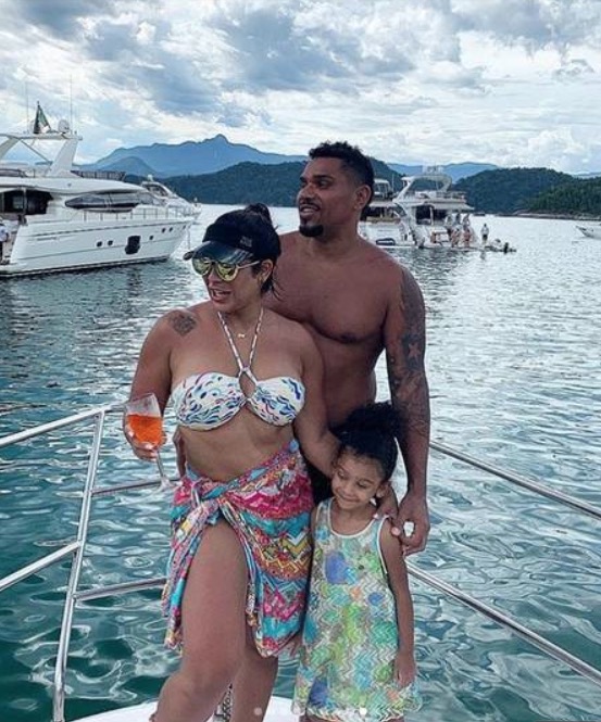 Naldo e Moranguinho esbanjam felicidade em férias um ano após polêmica de agressão 