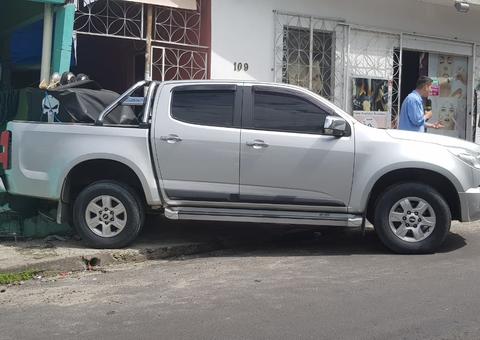 Em Manaus, trio rouba carro, colide em muro de residência e consegue fugir 