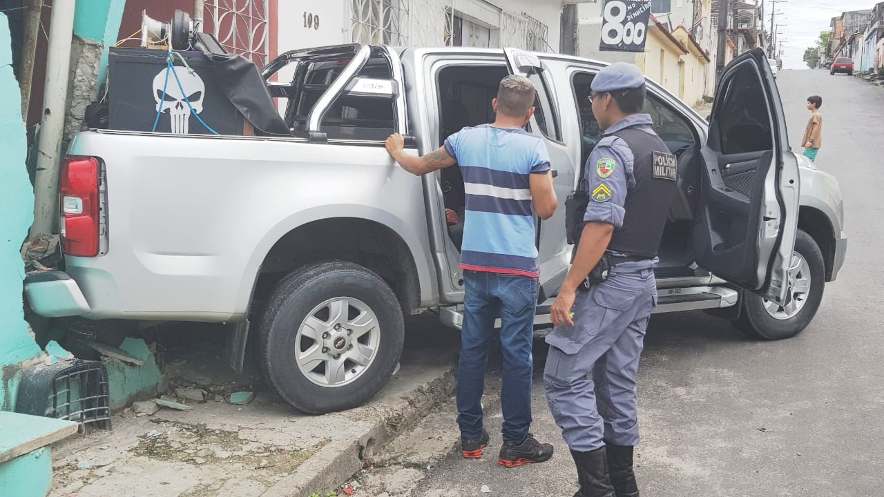 Em Manaus, trio rouba carro, colide em muro de residência e consegue fugir 