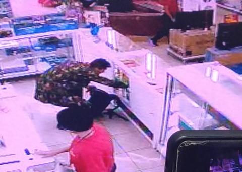 Grupo armado invade loja e rouba cerca de 20 celulares em Manaus