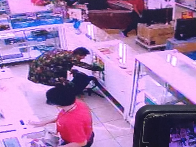 Grupo armado invade loja e rouba cerca de 20 celulares em Manaus