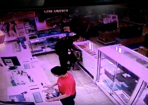 Vídeo mostra ação de assaltantes na loja Americanas em Manaus