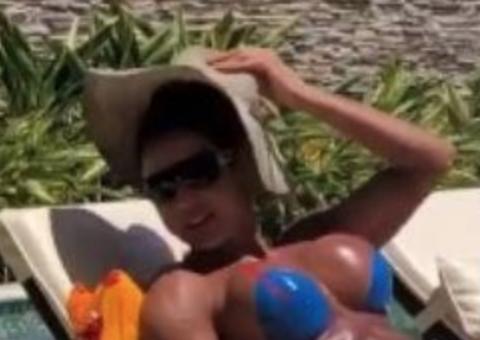 Seios de Gracyanne Barbosa roubam a cena em bronzeamento de fita em casa