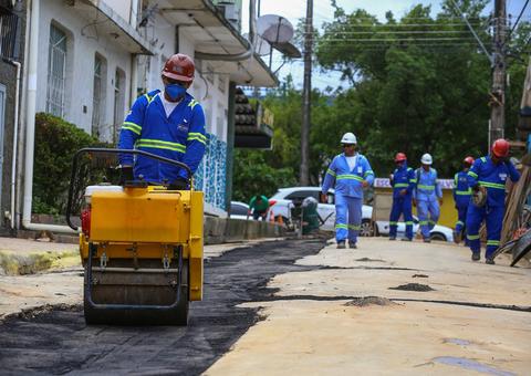 Ruas de bairros afetados com obras do Prosamim III começam a receber asfalto