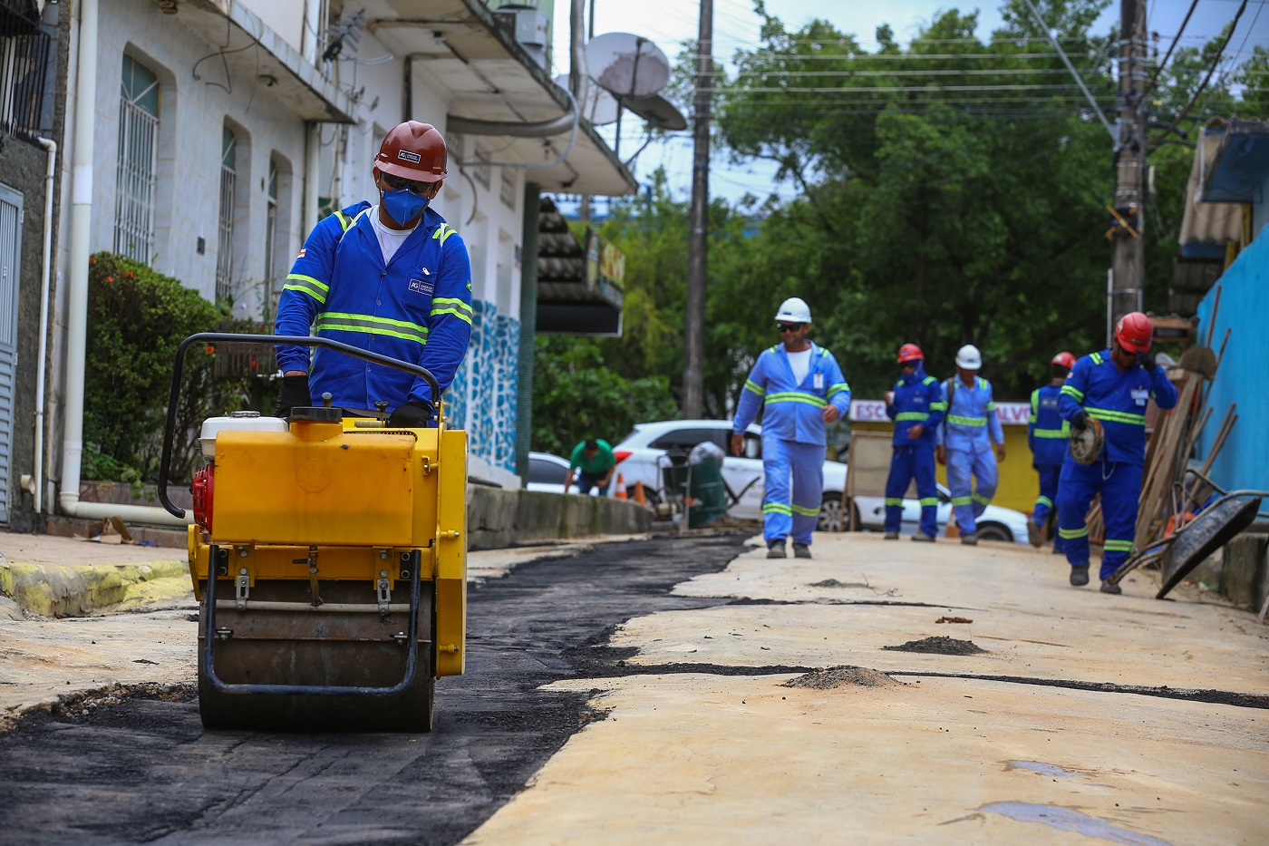 Ruas de bairros afetados com obras do Prosamim III começam a receber asfalto