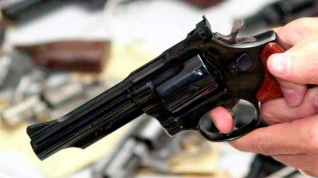 Com três tiros, jovem é baleado na porta de casa em conjunto de Manaus