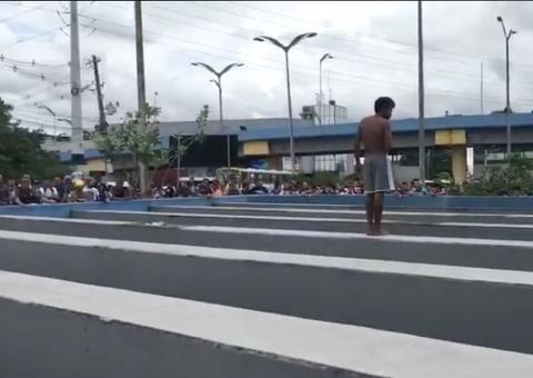 Homem sobe em viaduto e ameaça se jogar em Manaus 