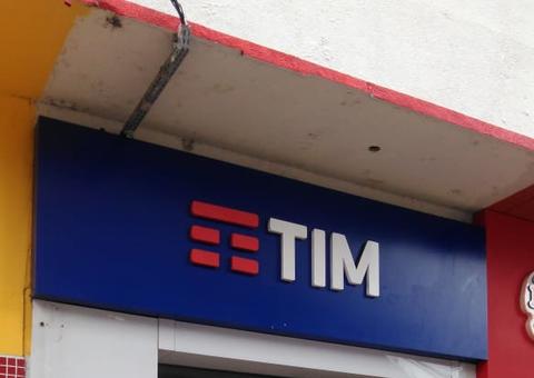 Grupo armado invade loja de celular e rouba 67 aparelhos em Manaus 