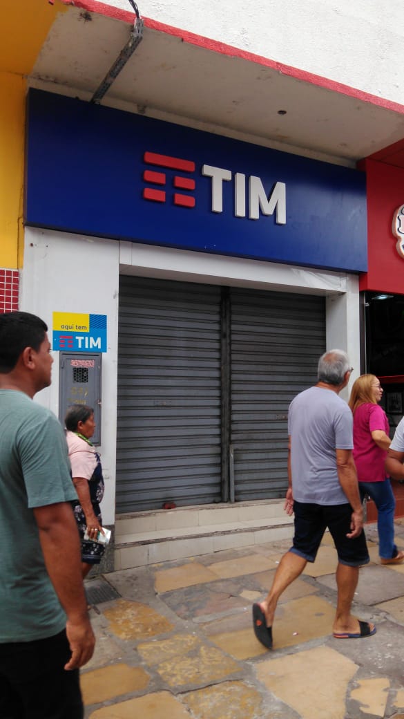 Grupo armado invade loja de celular e rouba 67 aparelhos em Manaus 