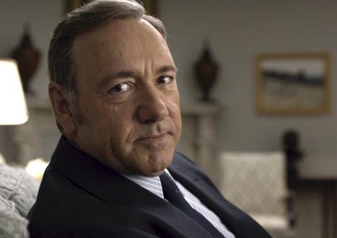 Voltando de audiência de suposto abuso sexual, Kevin Spacey é detido em aeroporto