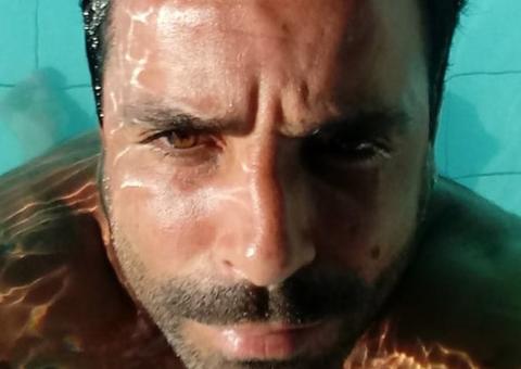 BBB19: Vinicius tem 40 anos, mora com os pais e promete ser a alegria da casa 