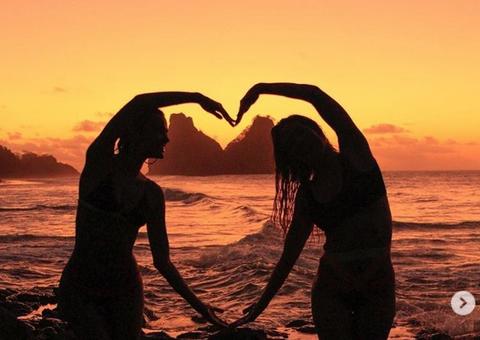 Após beijo, Bruna Marquezine empina bumbum em foto com Giovanna Ewbank