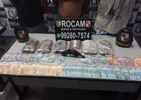 Em Manaus, trio é preso com arma, drogas e R$ 4 mil em casa