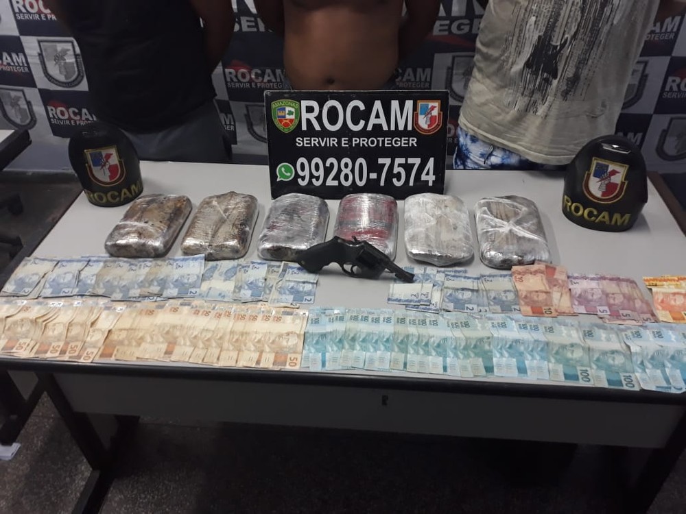 Em Manaus, trio é preso com arma, drogas e R$ 4 mil em casa