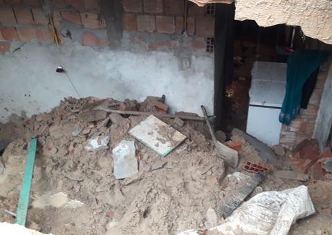 Em Manaus, vizinhos de casa que desabou sobre adolescente temem nova tragédia