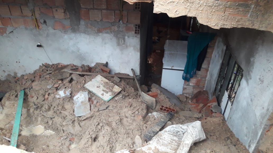 Em Manaus, vizinhos de casa que desabou sobre adolescente temem nova tragédia