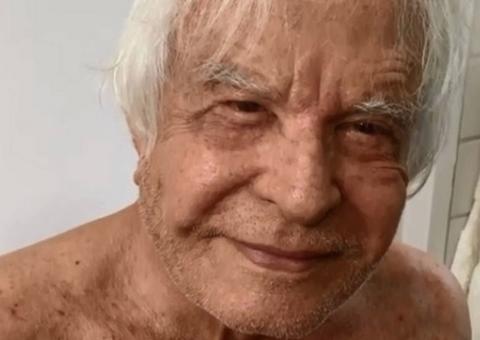 Aos 91 anos, Cid Moreira posta vídeo no banheiro sendo cuidado pela mulher