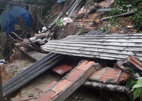 Muro de vizinha desaba e arrasta casa de família durante chuva em Manaus 