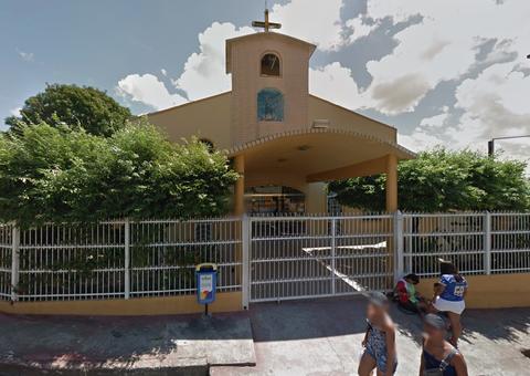 Dupla armada invade igreja e faz padre e seminarista reféns em Manaus 