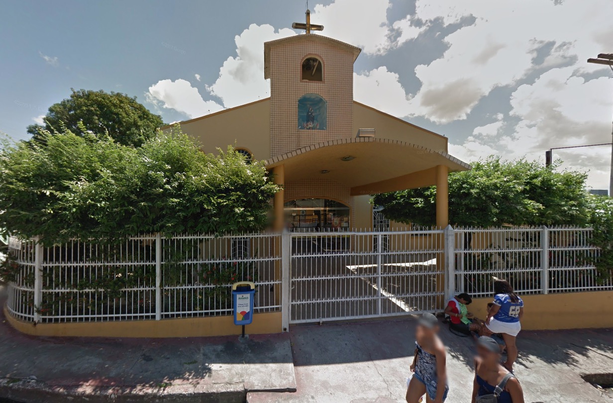 Dupla armada invade igreja e faz padre e seminarista reféns em Manaus 