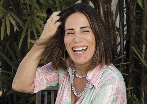 Aos 55 anos, Gloria Pires mostra corpão de biquíni na piscina