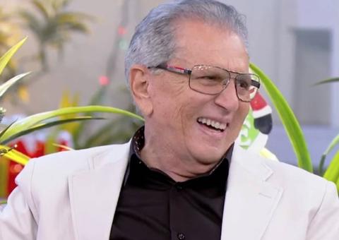 Carlos Alberto de Nobrega curte praia de sunga com esposa 42 anos mais nova