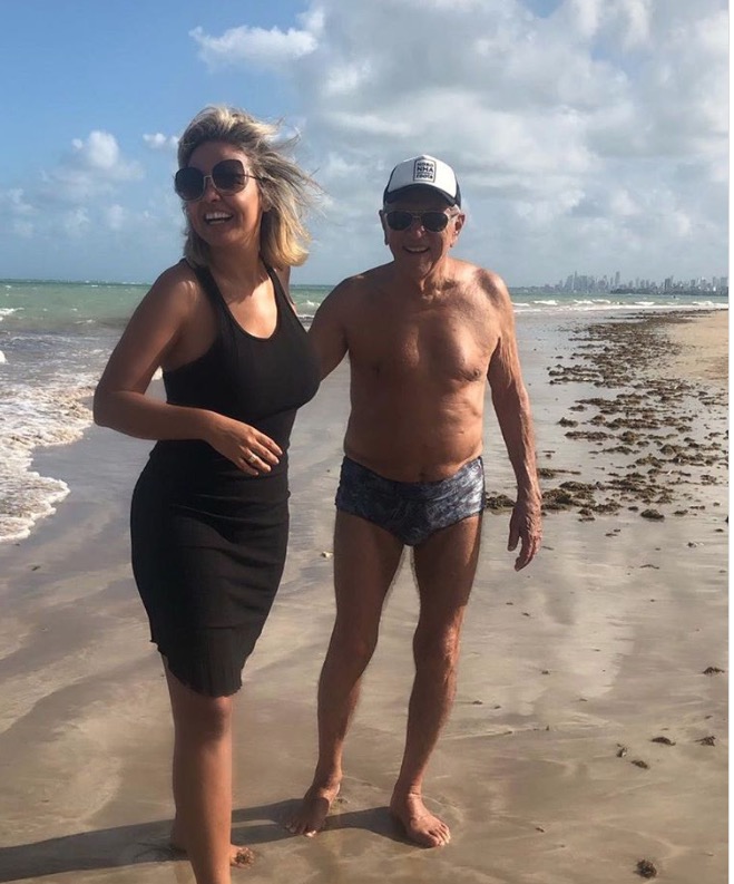 Carlos Alberto de Nobrega curte praia de sunga com esposa 42 anos mais nova