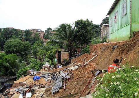 Chuva intensa causa deslizamentos de terra e casas desmoronam em Manaus