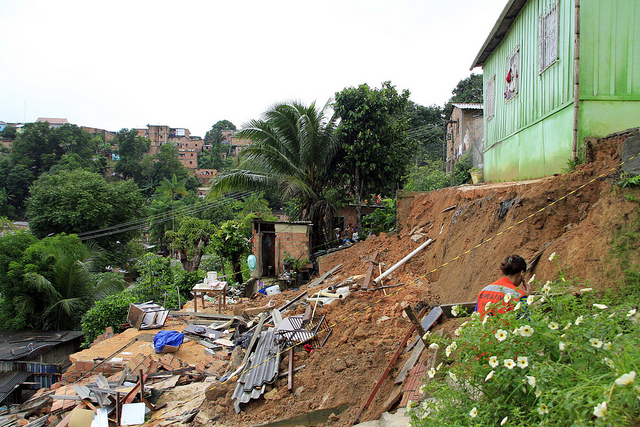 Chuva intensa causa deslizamentos de terra e casas desmoronam em Manaus